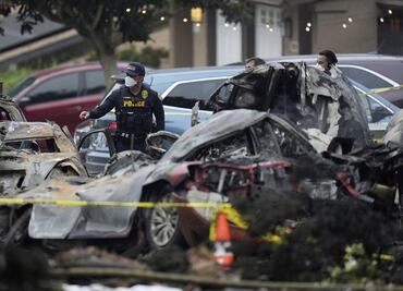 FOTOS: Avioneta se estrella en vecindario de San Diego; varias casas y vehículos resultaron incendiados