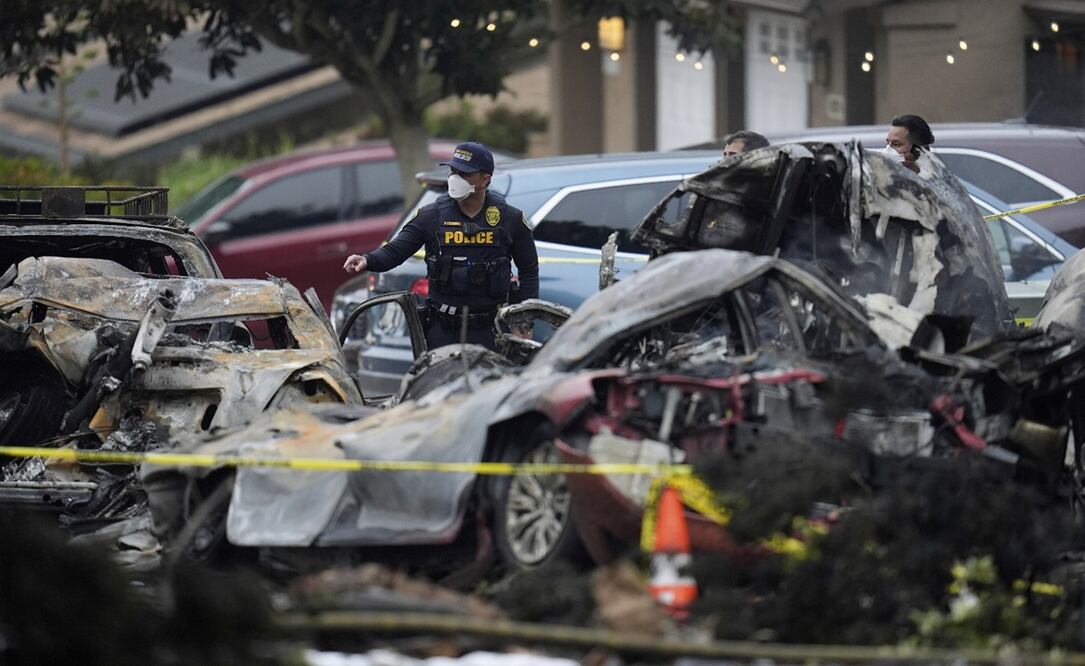 Una avioneta se estrelló en una calle residencial de San Diego, California, el 22 de mayo de 2025. Foto: AP