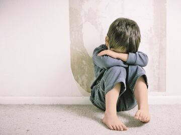 Padres de familia y autoridades buscan a maestro de primaria acusado de atacar sexualmente a una estudiante en Sinaloa