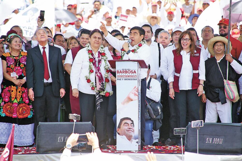 Ante miles de personas en la zona de Los Fuertes, Miguel Barbosa se comprometió a impulsar la operación de partidos políticos fuertes y autónomos, así como a generar reformas para brindar completa autonomía a los poderes del estado / OMAR CONTRERAS. EL UN