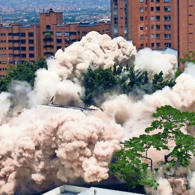 a nube de polvo envuelve el punto donde se demolió el Mónaco, en Medellín. JOAQUÍN SARMIENTO. AFP