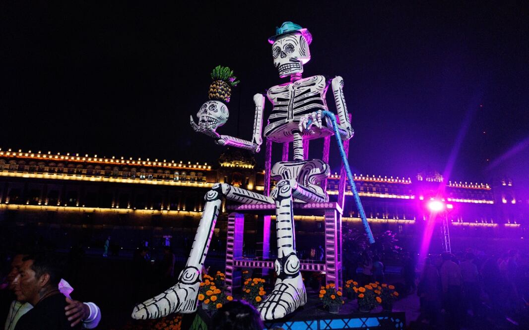 En el Zócalo de la CDMX, la Ofrenda Monumental se alza como símbolo de memoria y cultura. Foto: Yaretzy M. Osnaya / EL UNIVERSAL
