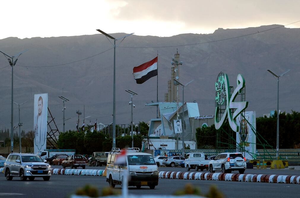Una bandera yemení, mientras los vehículos pasan por una calle en Saná, Yemen, 31 de diciembre de 2023. Foto: EFE