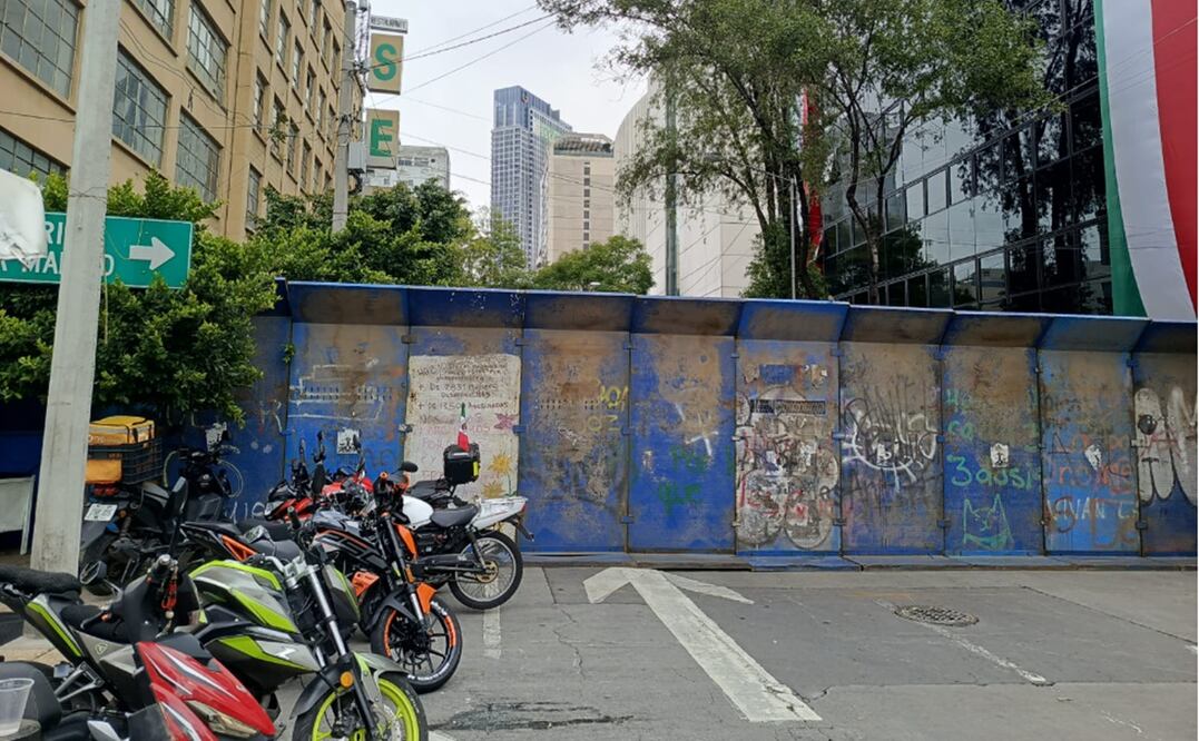 El Senado amaneció cercado con vallas metálicas ante la posible presencia de manifestantes. Foto: Víctor Gamboa/EL UNIVERSAL