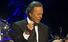 Julio Iglesias contrata abogado para enfrentar denuncia por abusos sexuales