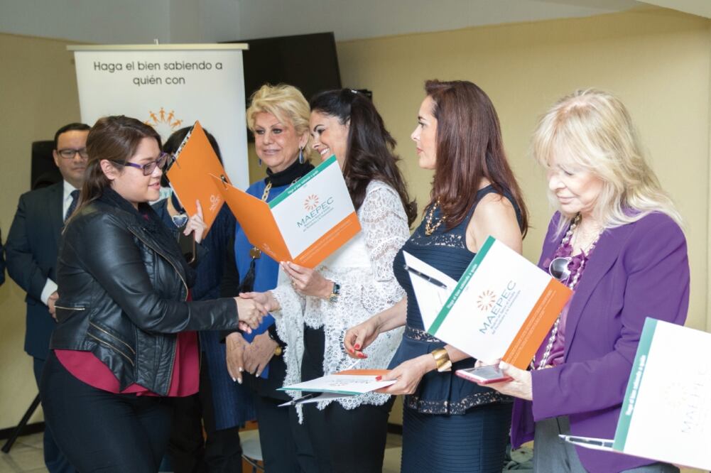 En la ceremonia de entrega de apoyos, la señora Perla Díaz de Ealy (tercera de der. a izq.) e integrantes de MAEPEC interactuaron con los jóvenes beneficiados (GERMÁN ESPINOSA. EL UNIVERSAL)