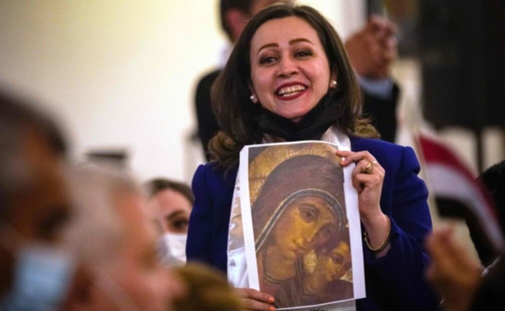 Entre gritos árabes y cubrebocas, así fue la primera misa del Papa Francisco en Irak