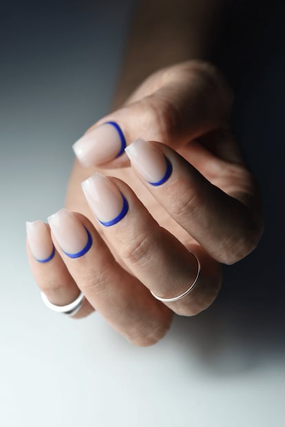 Uñas francesas invertidas. Foto: Etsy