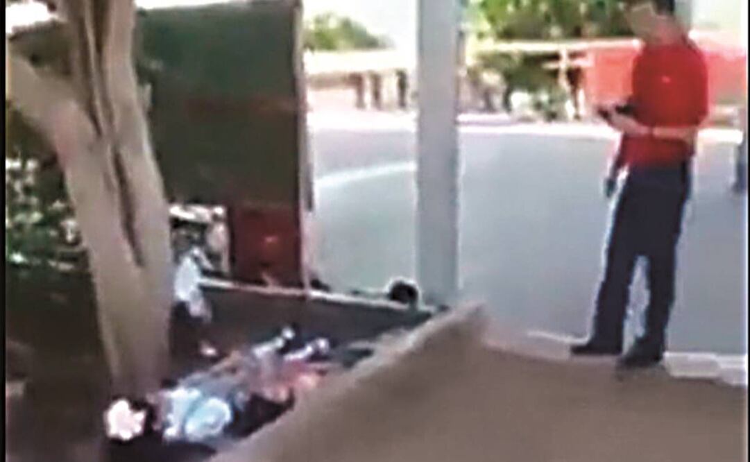 El pasado lunes se difundió un video en el que un maestro de quinto grado encabezó un simulacro por balacera con sus alumnos.Foto tomada de vídeo