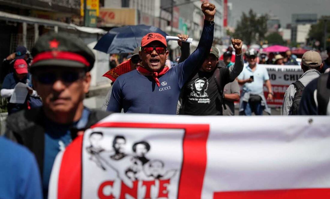 Cerca de las 11:00 horas se reportó presencia de manifestantes en la Puerta 1 de la Terminal 1 del aeropuerto capitalino, lo que provocó problemas viales para llegar. Foto: EL UNIVERSAL