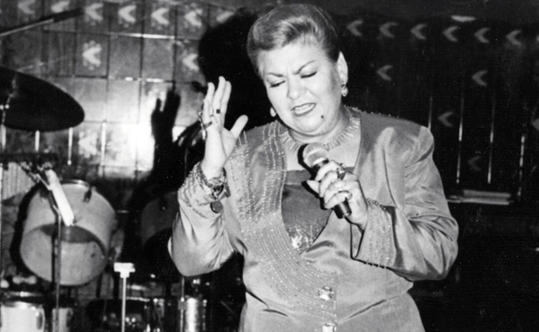 Paquita la del Barrio en una de sus presentaciones en su restaurante, ubicado en la colonia Guerrero, en 1993. Foto: Archivo, EL UNIVERSAL.