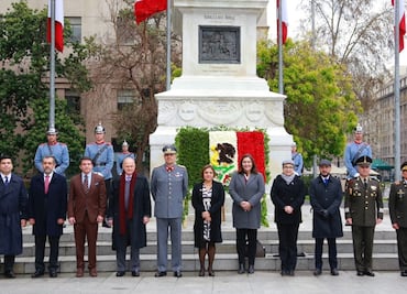 Previo a la llegada de AMLO, embajadora de México en Chile coloca ofrenda de "respeto y unión" en Santiago
