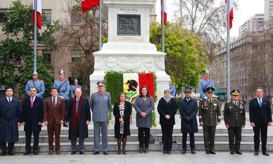 Laura Moreno Rodríguez, recién ratificada embajadora de México en Chile, colocó una ofrenda floral en el monumento a O'Higgins, en Santiago, como símbolo de respeto y unión entre ambos países. Foto: especial