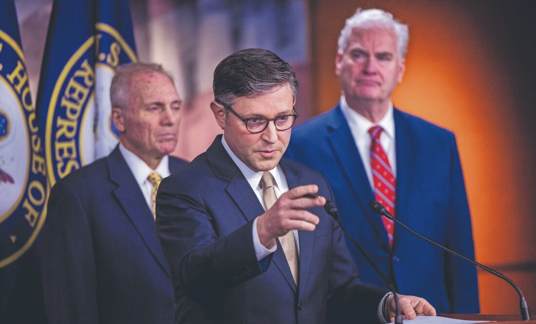 El presidente de la Cámara de Representantes, Mike Johnson, en conferencia de prensa en el Capitolio en Washington. Foto: SHAWN THEW. EFE