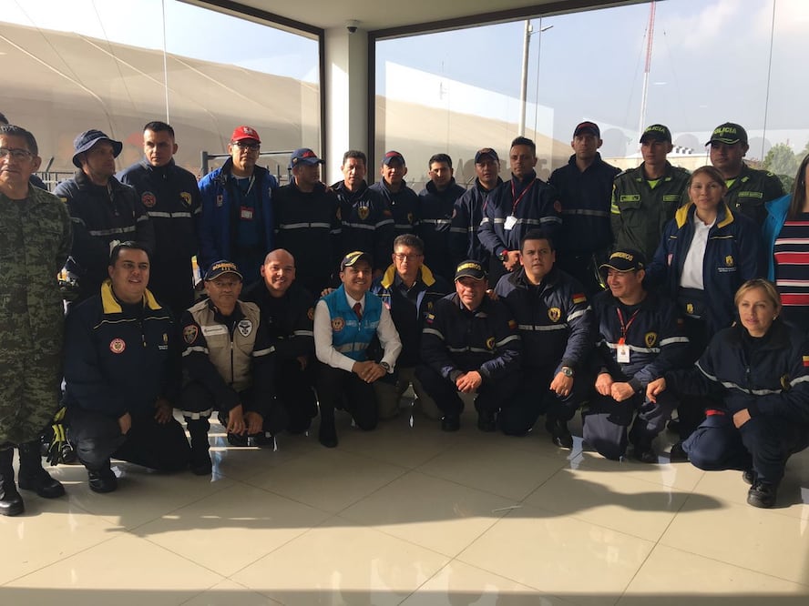 Los 31 expertos colombianos en rescate y socorro se reunieron antes de viajar a México para auxiliar en las tareas de socorro de víctimas del terremoto que sacudió a México el martes pasado. (Foto: Presidencia de Colombia)
