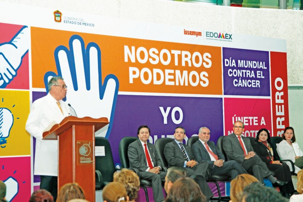 El director del Centro Oncológico del ISSEMyM, José Luis Barrera Franco, en un evento ayer por el Día Mundial contra el Cáncer. (JORGE ALVARADO. EL UNIVERSAL)