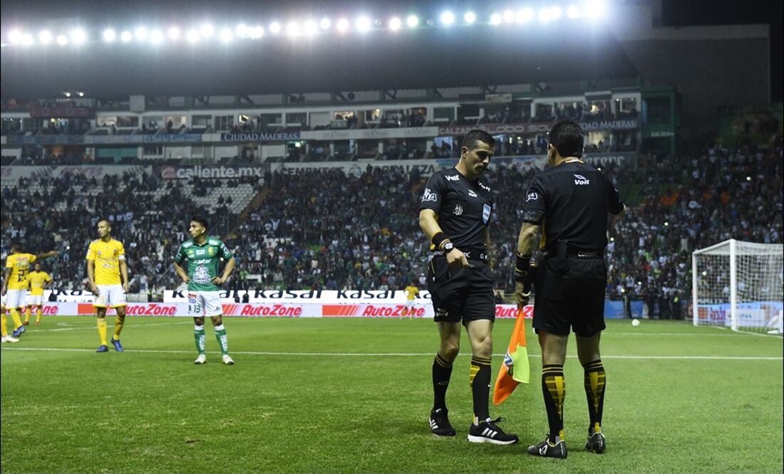 El árbitro Fernando Hernández Gómez con su asistente durante el juego entre León y Tigres del Clausura 2019. FOTO/IMAGO7