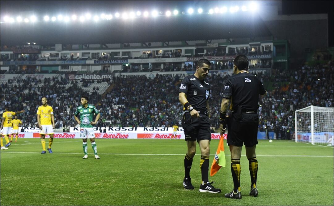 El árbitro Fernando Hernández Gómez con su asistente durante el juego entre León y Tigres del Clausura 2019. FOTO/IMAGO7