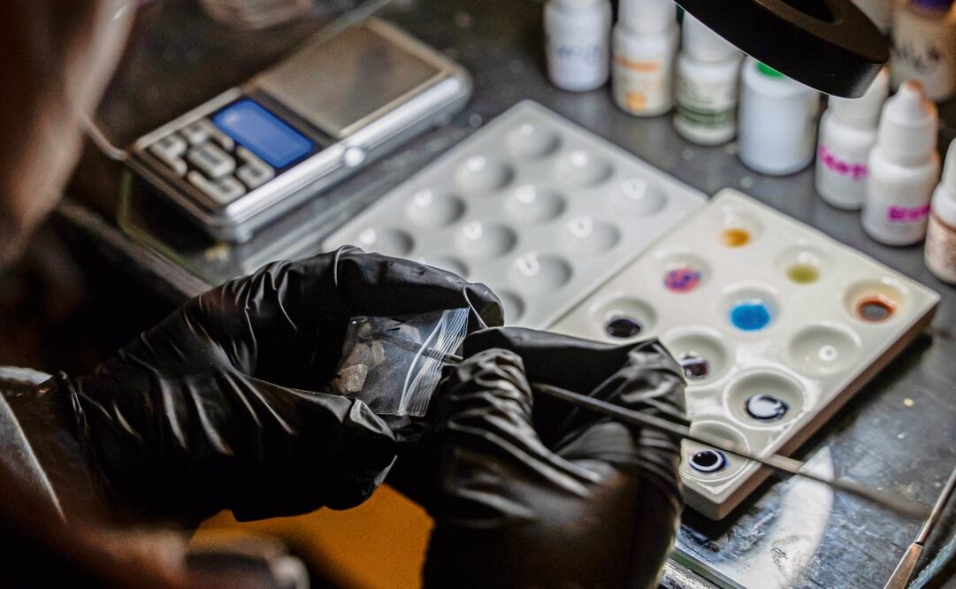 Una muestra de la droga sintética MDMA se ve en el puesto Checa tu sustancia, en un festival de música electrónica en la Ciudad de México. Foto: AP