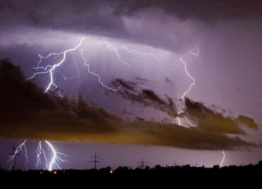 Tormenta tropical Karen obliga a desviar vuelos en Venezuela