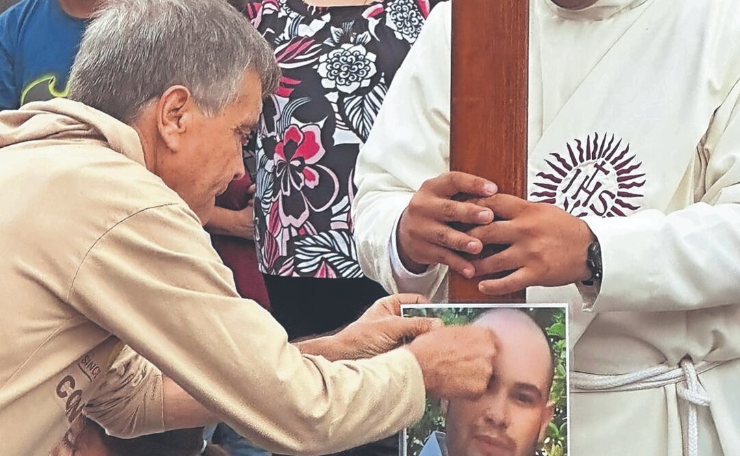 El padre Marco Antonio instaló una cruz afuera de la Parroquia de la Inmaculada Concepción, donde se colocaron fotografías de desaparecidos. Foto Especial