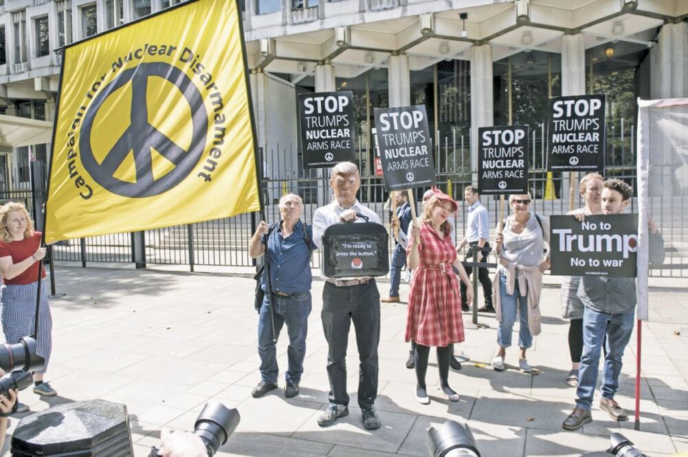 Varias personas se manifestaron ayer en la Embajada estadounidense en Londres con motivo de las tensiones entre EU y Corea del Norte (WILL OLIVER. EFE)
