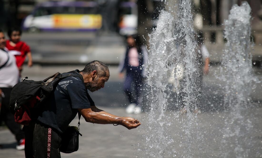 Un hombre refrescándose en una fuente durante una ola de calor, en la Ciudad de México, capital de México. Foto: Xinhua/Francisco Cañedo