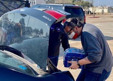 Tras escándalo, Ted Cruz postea fotos repartiendo agua