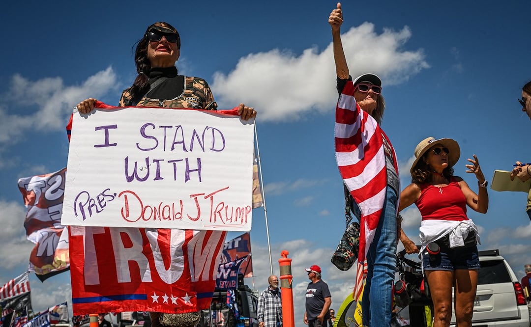 Partidarios del expresidente estadounidense Donald Trump protestan cerca del Mar-a-Lago Club en Palm Beach, Florida. Foto: AFP
