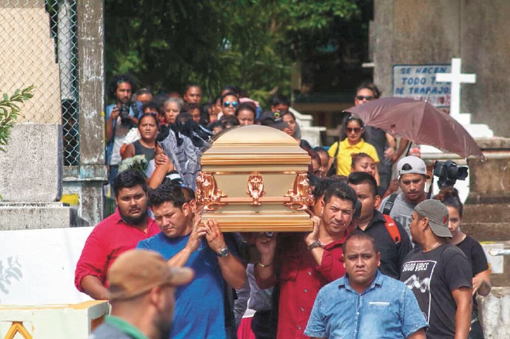 Cientos de personas acompañaron los 10 entierros que tuvieron lugar ayer en el Panteón Antiguo de Coatzacoalcos. Los cortejos tuvieron que esperar su turno para entrar, algunos despidieron a sus familiares con música. Foto/OMAR CONTRERAS. EL UNIVERSAL