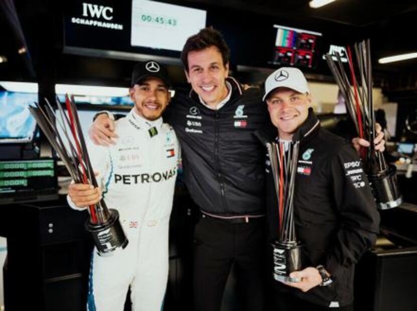 Hamilton renueva con Mercedes dos años más