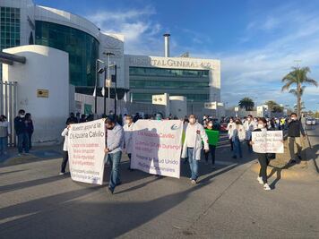 Marchan en Durango para apoyar a la doctora Azucena, acusada de intento de homicidio y de lesiones