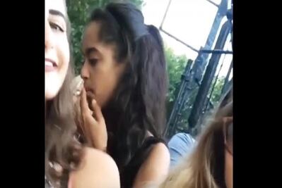 Captan a Malia Obama fumando; sugieren que es marihuana