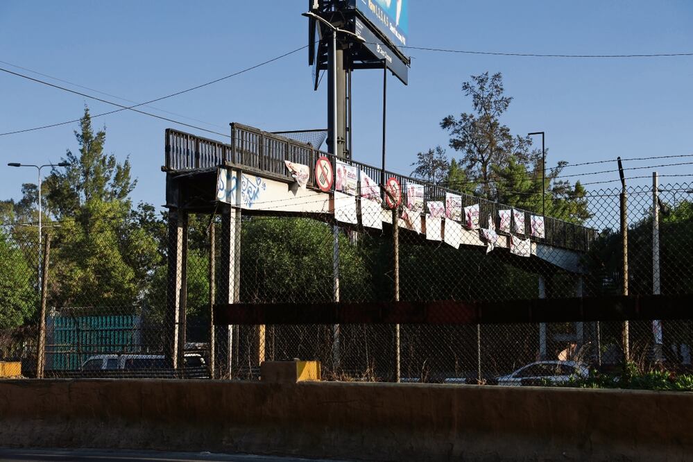El puente peatonal que resultó dañado por la volcadura de un tráiler fue acordonado y clausurado. Foto: de Iván Montaño. El Universal