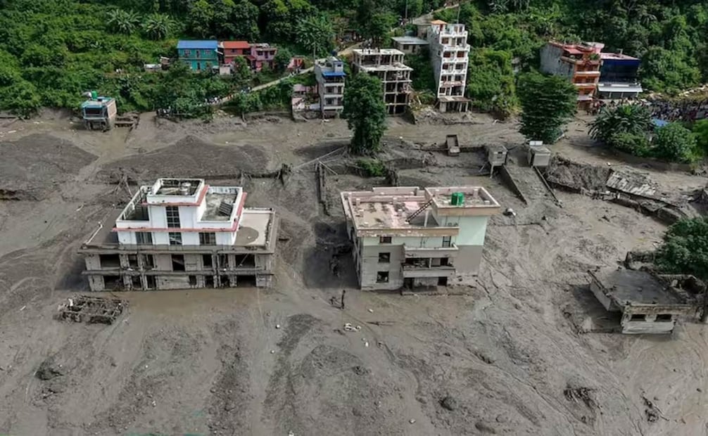 Varias casas quedaron parcialmente sumergidas en agua lodosa a orillas de un río tras las inundaciones repentinas en Trishuli Bazar, distrito de Nuwakot, Nepal. Foto: AFP