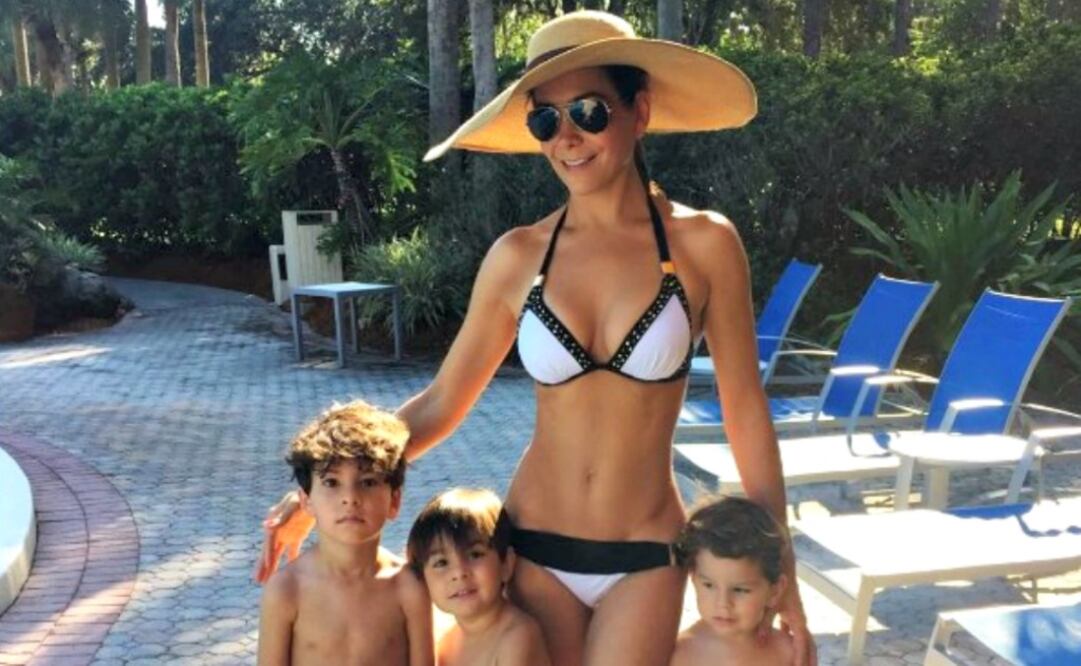 La conductora y cantante se tomó la foto junto a sus tres pequeños hijos. (FOTO: Instagram)