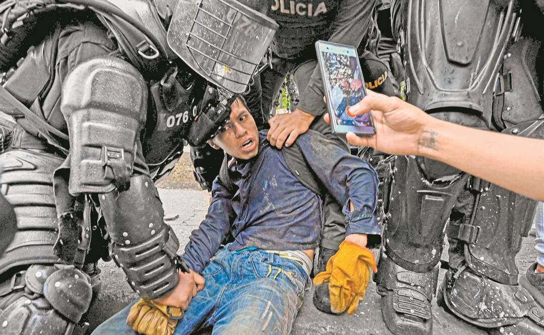 Policías colombianos arrestan a un manifestante en Cali, el lunes. Foto: Luis Robayo/ AFP.