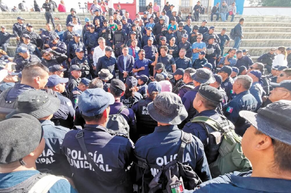 Alrededor de 600 elementos de la Policía Municipal y agentes viales se manifestaron ayer en el Ayuntamiento para exigir la entrega de equipo. Foto: EDWIN HERNÁNDEZ. EL UNIVERSAL