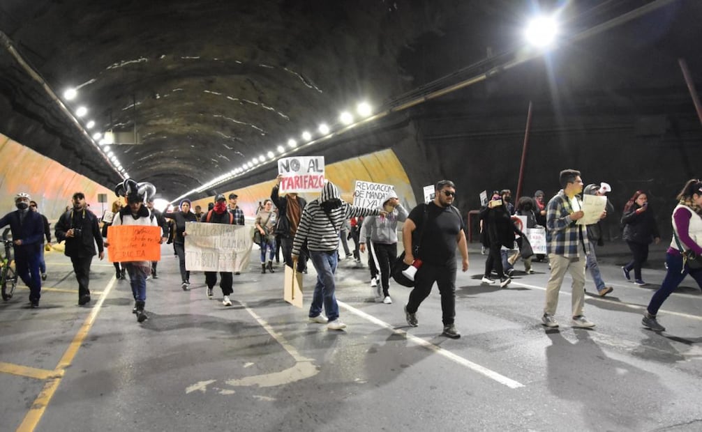 Manifestantes de Monterrey bloquean avenidas ante aumento de tarifa del transporte (12/01/2025). Foto: Emilio Vásquez / EL UNIVERSAL