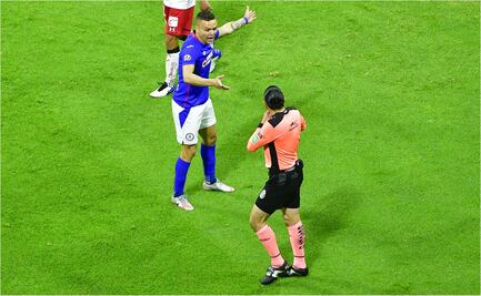Árbitro desvía el balón y le quita un claro gol a Cruz Azul