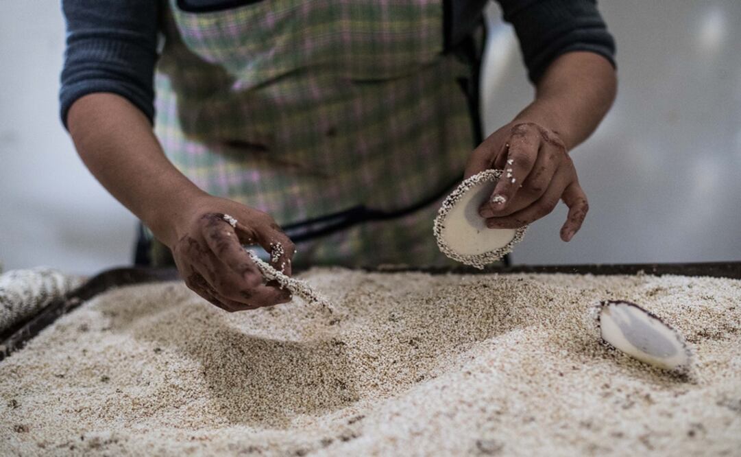 A unas cuadras del centro de Santiago Tulyehualco, en Xochimilco, se localiza una construcción de dos niveles que fue habilitada como taller de amaranto.