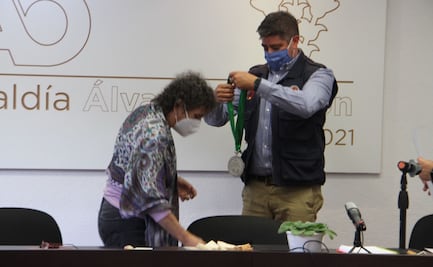 Alcaldía Álvaro Obregón entrega medalla de excelencia a Myriam Urzúa 