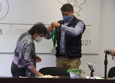 Alcaldía Álvaro Obregón entrega medalla de excelencia a Myriam Urzúa