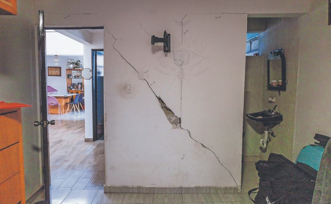 EL UNIVERSAL ha documentado cómo los movimientos derivados de la falla Plateros-Mixcoac han afectado a las viviendas de la zona, donde ya se han registrado grietas. Fotos: de YARETZY M. OSNAYA