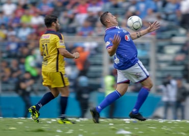 Ex futbolistas avalan a Maradona