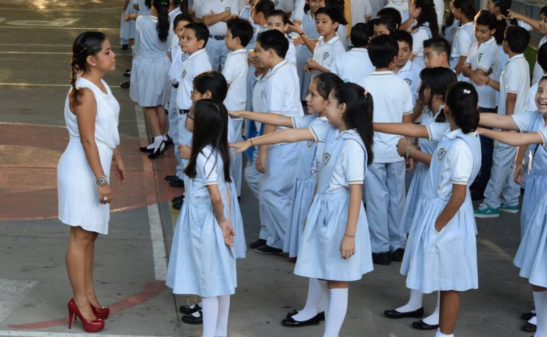 Este lunes, después de cuatro meses de paro de labores en protesta contra la reforma educativa, los maestros adheridos a la CNTE reiniciaron clases Foto: Oscar León