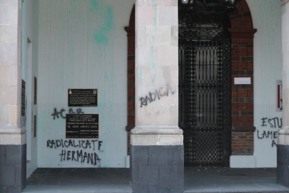 Feministas vandalizan Palacio Municipal de Toluca; acusan agresiones de comerciantes