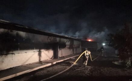 Jornaleros queman comedor, dormitorios y dos camiones en campo agrícola en Sonora