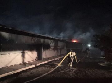 Jornaleros queman comedor, dormitorios y dos camiones en campo agrícola en Sonora