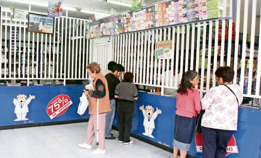 Alfredo, quien trabaja en una farmacia, cuenta que ahora se siente libre a la hora de recetar a sus pacientes. (ARCHIVO EL UNIVERSAL)